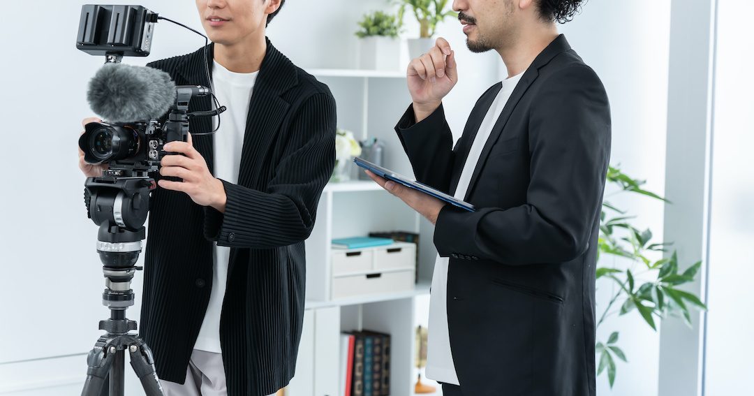カメラを構えて収録を行うスタッフ